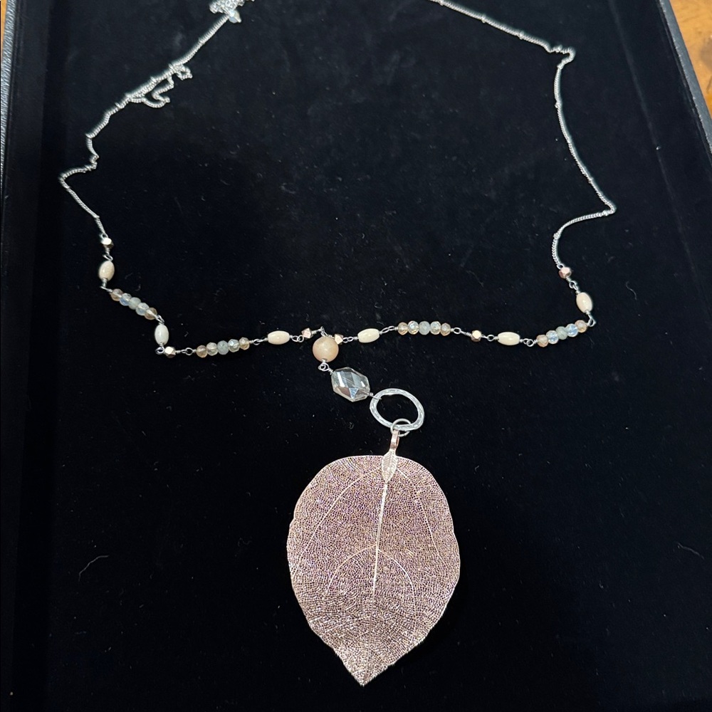 Elegant Gold Leaf Pendant Necklace